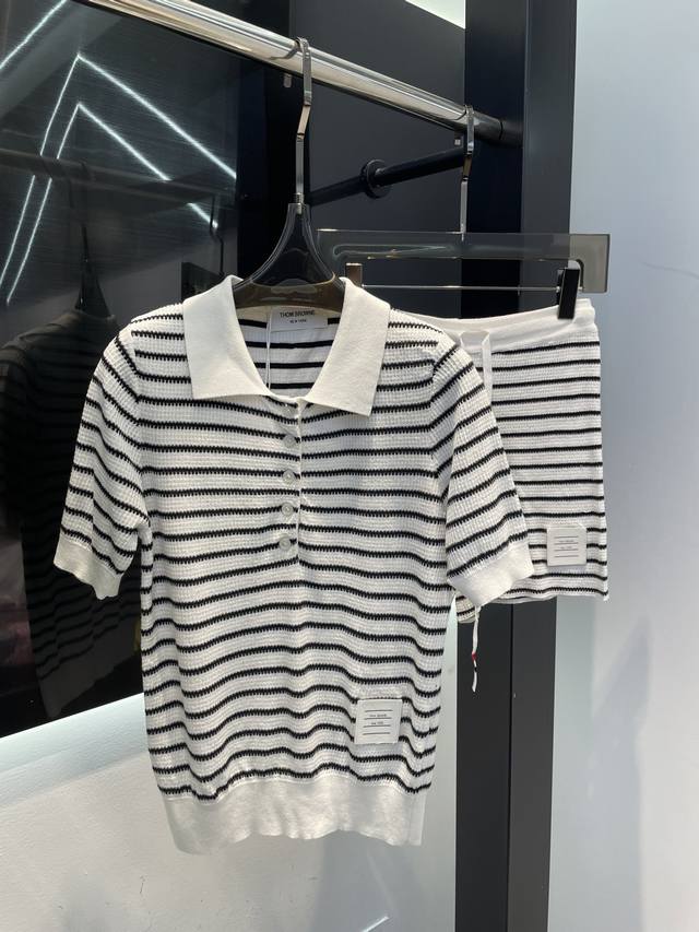 thom Browne 25Ss春夏新款 编织衬衫+半裙套装丨独家高版出品 精致缝线设计 一整件美呆了 每一处都是小细节 超经典的黑白条纹 铺满了优雅的明媚少女