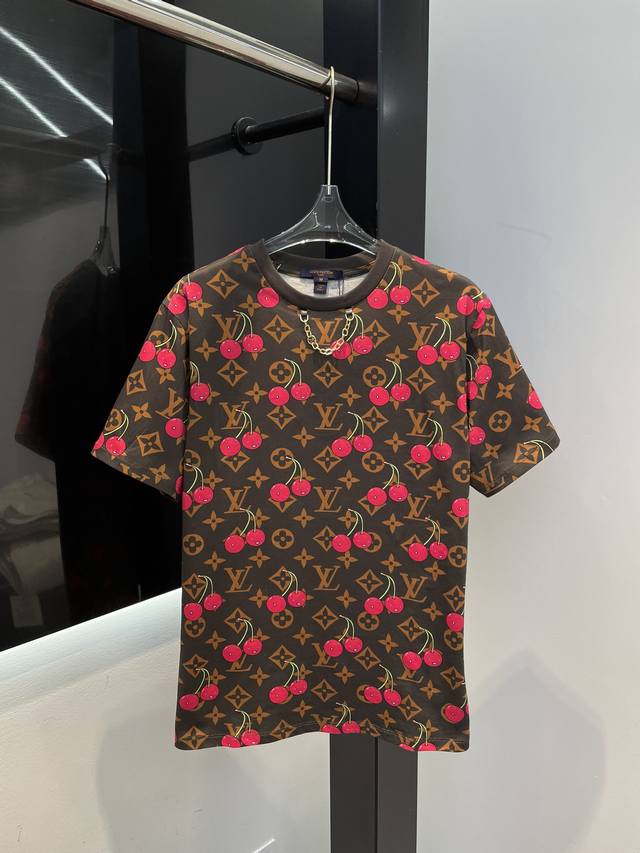 lv* 25新品刺绣短袖T恤 精致短版型上身巨显瘦 大工厂p工艺 低调奢华 时髦精必备单品解锁所有穿搭 认准我家品质 时髦又高级 经典版型百搭不挑人 棕色 S