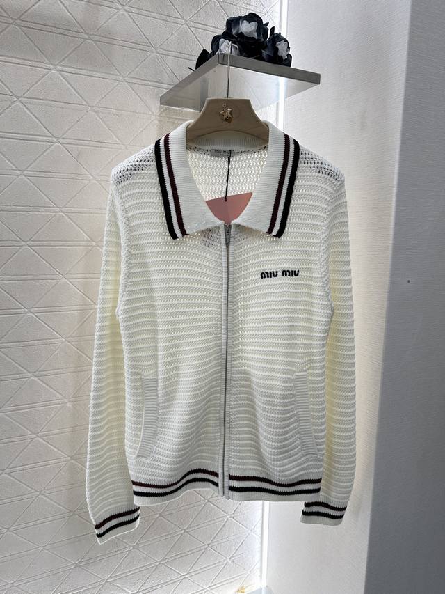 miumi*2025新品上架 翻领条纹针织开衫 定制Yb丝光羊毛纱线织造 质感光泽 柔软亲肤 常规翻领拉链外套版型 条纹肌理松弛不失时尚感 丝滑拉链调节 袖领口