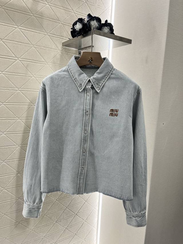 miumi*2025新品上架 牛仔条纹衬衫短裤套装 定制Yb斜纹棉牛仔材质 多重酵素水洗工艺 完美还原Yb浅蓝色 短款衬衫短裤套装 打造上短下长好比例 简约时尚