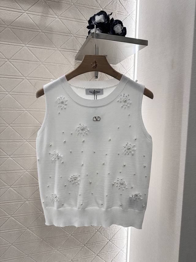 valentin*2025新品上架 钉珠雪花针织背心 定制Yb羊毛纱线织造 弹力舒适 透气好穿 圆领针织背心剪裁 美化头肩比例更显瘦 领前标志性金属字母徽标 通
