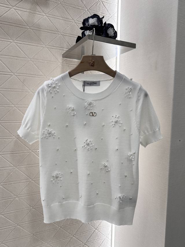 valentin*2025新品上架 钉珠雪花针织短袖 定制Yb羊毛纱线织造 弹力舒适 透气好穿 圆领针织短袖剪裁 美化头肩比例更显瘦 领前标志性金属字母徽标 通