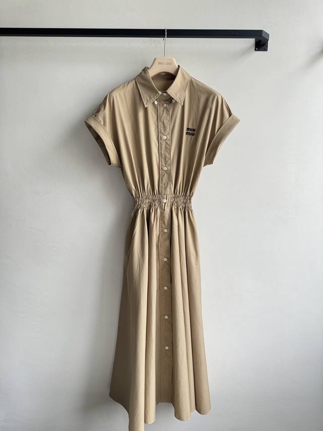 miumi*新款连衣裙 卡其色连衣裙 穿上直接气质拉满搭配高级卡其色调 复古感十足 设计简约清爽 轻松打造慵懒文艺风 瞬间变身气质女神 不管是约会 逛街 下午茶