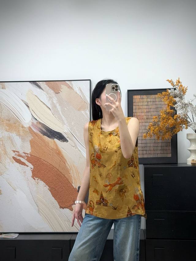 100%人丝香云纱上衣 慵懒背心 千年古蜀纹饰跃然衣间 非遗工艺织就丝滑垂坠肌理 宽松剪裁包容身形 穿出流动的东方美学高级感 Smlxl