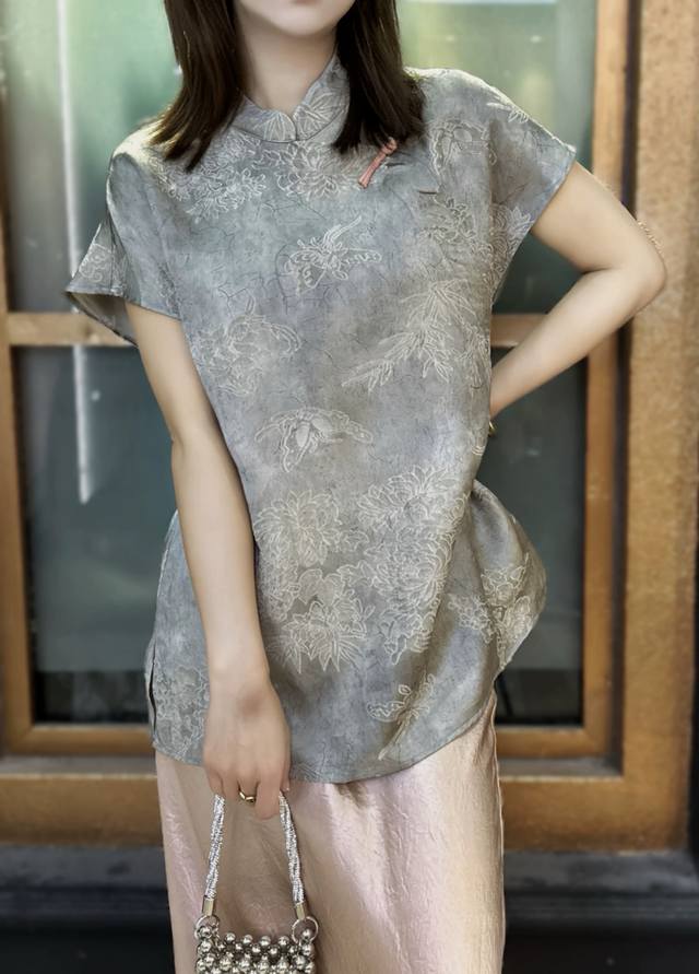 100%人丝香云高端提花盘扣上衣 人丝香云纱提花 光泽柔和透雅致 立领盘扣承古韵 修身剪裁展新姿 一衣多色皆典雅 Smlxl