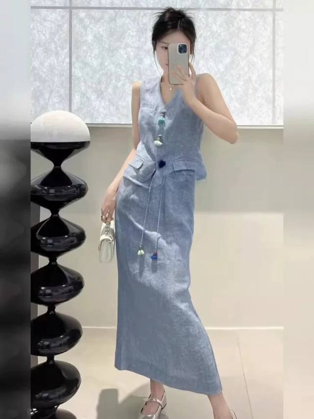 重磅 100%酵洗亚麻套装 高级感气质大方得体小香风蓝色马甲亚麻套装 V领马甲设计利落 搭配彩色流苏纽扣与坠饰 增添灵动俏皮感 长裙垂坠感足 尽显温婉气质清新与