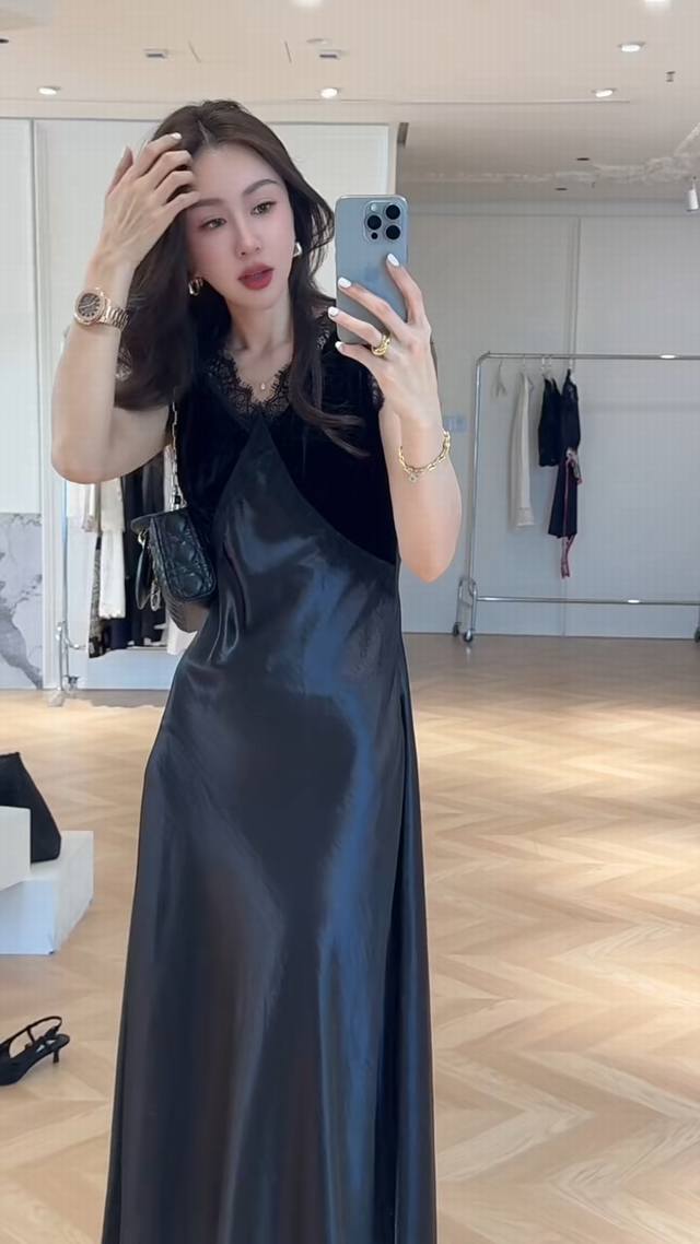 迷人的气质 轻礼服裙蕾丝丝绒拼接缎醋酸连衣裙 透着一种矜贵优雅的气质小礼服裙 各种场合都能派上用场 V领+高收腰打造高挑身形比例 上身效果更垂坠顺畅 定制皱感肌