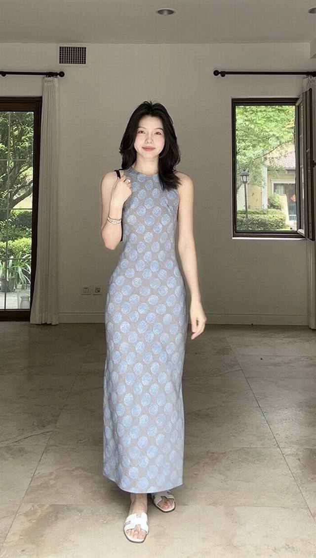 高级版大量出货重磅极简气质优雅收腰显瘦连衣裙 有旗袍的素雅又能穿的气质简约 蓝灰色配上棕色的颜色 特别的显质感高级气质 立体收腰的剪裁将我们的腰线掐出来显得腰细
