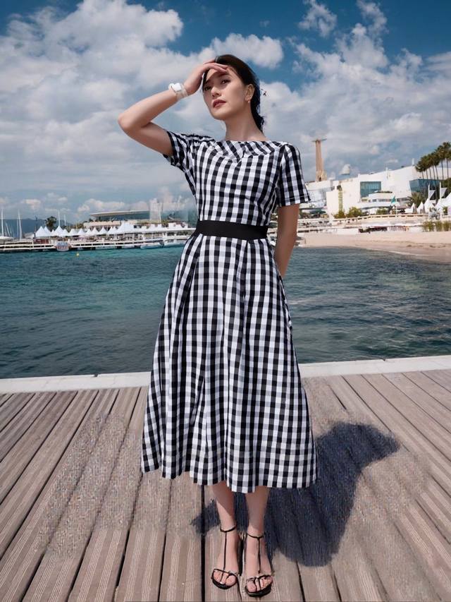 爆款春夏女装新款时尚一字领腰节黑色拼接黑白间色格子短袖中长款宽摆修腰连衣裙尽显知性美都市女性穿衣标杆显气质原单品质 尺码 S M L Xl Xxl 注 模特图来