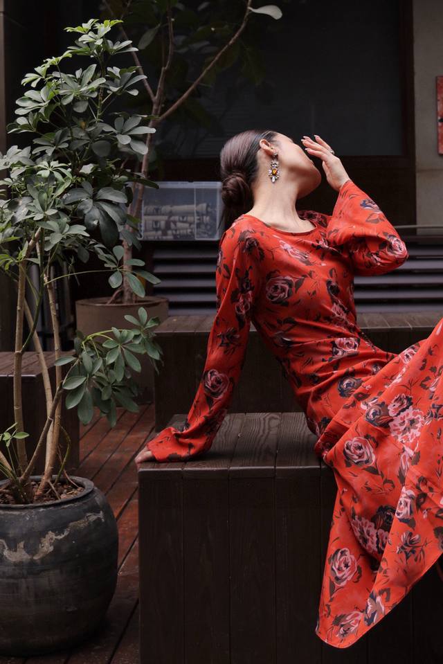 高级大爆款现货主推 曼尼陀真丝裙 简约斜裁款式尽显女性柔美肩线 真丝面料光泽柔和垂坠感佳可单穿也能搭配外套 浪漫出街还是参加小型派对都很合适 smlxl