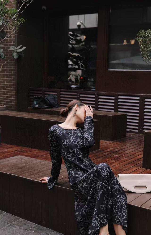 越卖越爆真丝裙 浪漫格调真丝长裙 真丝轻柔贴肤似爱人低语经典黑底白花图案复古又别致尽显优雅韵味长袖设计搭配喇叭袖口增添灵动 静坐时它垂坠出优美线条 漫步间裙摆轻