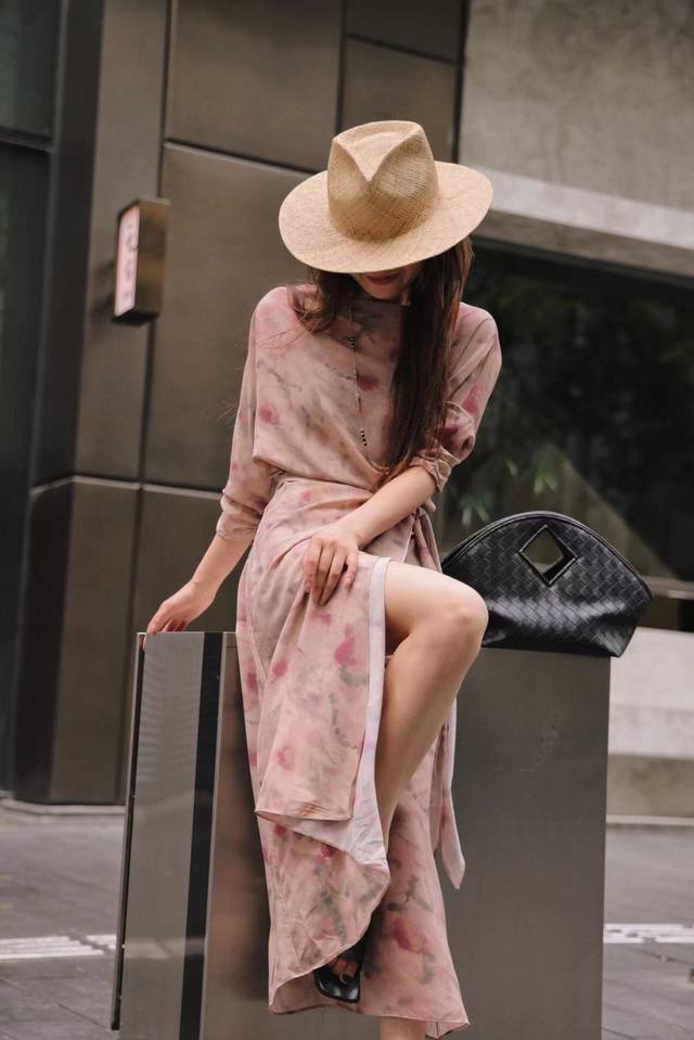 重磅真丝连衣裙强势来袭 自由 坦率的表达爱意 典雅又大气 现代时装不规则剪裁 精选重磅真丝斜纹绸 悬垂有挺度 柔和光泽提升品质感 增添舒适度的同时让日常回归于自