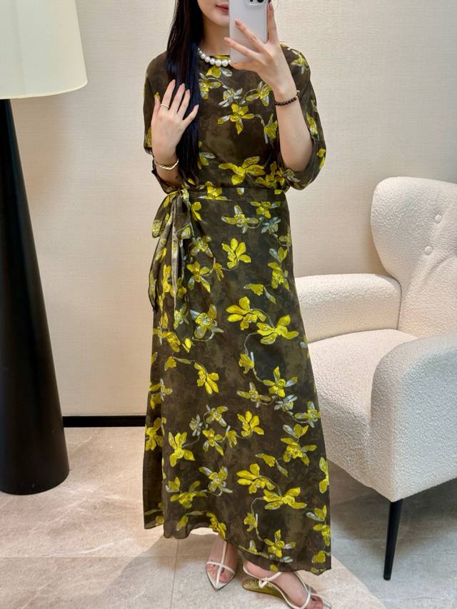高级真丝裹式连衣裙法式气质款印花裹身收腰茶歇裙 围裹式剪裁 恰到好处的一字领 性感大气 茶歇裙真的是专治微胖身材的救星 即使不是纸片人身材 上身也非常显瘦 带着