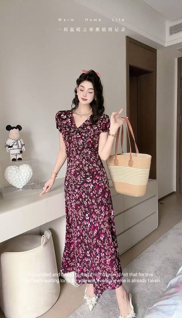 绝美 高级感优雅名媛气质收腰显瘦连衣裙 掉进碎花温柔乡 深色底搭配缤纷小花 复古又浪漫 修身剪裁勾勒身姿 面料轻盈透气 穿上它 邂逅微风与目光 轻松拿捏氛围感