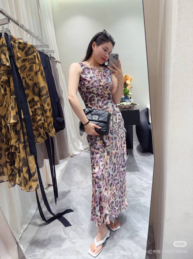 爆款真丝连衣裙多巴胺豹纹斜裁真丝长裙 经典版型修饰身材 显腰身比例风情万种 走起路来摇曳生姿让你在阳光明媚的日子里看起来恰到好处 圆领坎肩增加甜美感 甜美与性感