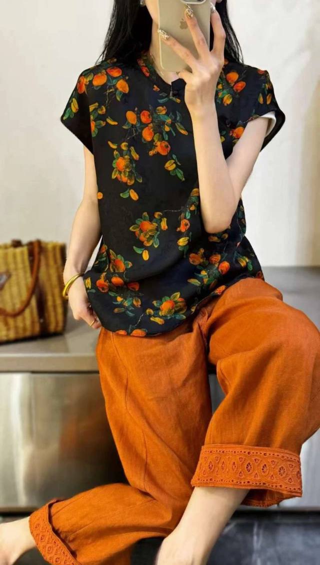 巨爆款 新中式柿柿如意香云纱小衫 经 三蒸九煮十八晒 制成 黑色底上鲜艳果花图案中式盘扣设计 韵味十足 透气不沾身 越穿越柔软 夏日穿既舒适又能彰显独特品味 S
