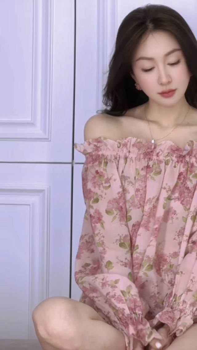 100%苎麻印花一字肩上衣 多种穿法多种风格 造型感满分 大H字下摆的裁剪.在视觉上更凸显腰线 恰好的长度而且很好的修饰了胯宽的问题 隐藏式走线的泡泡袖设计 更