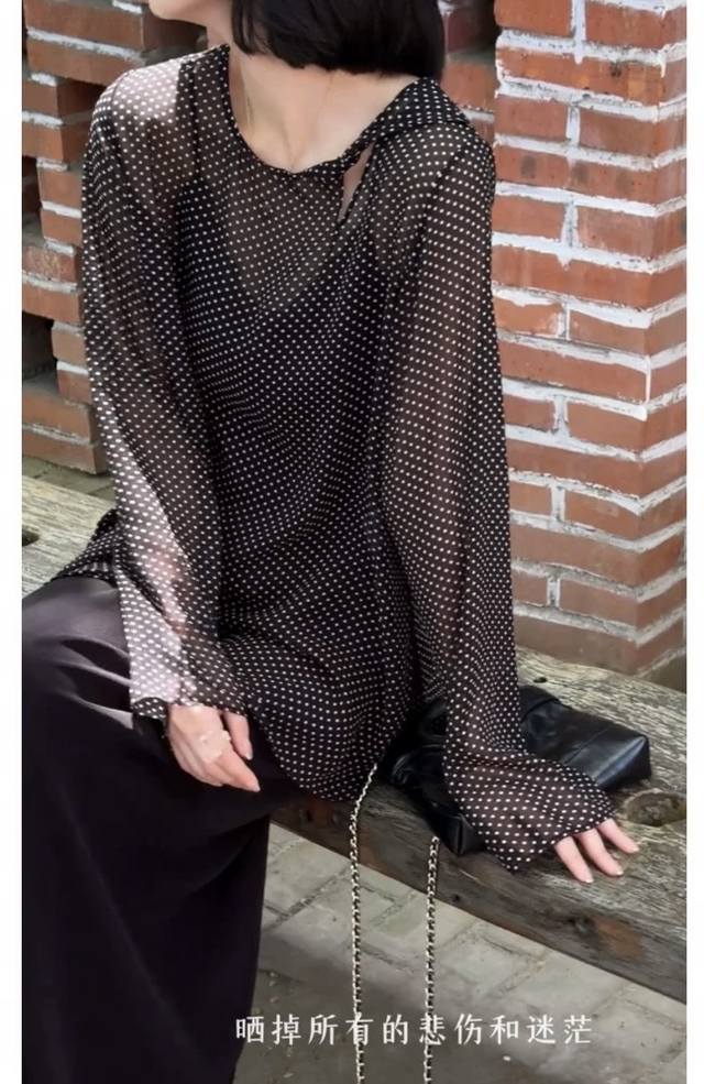 时髦微透慵懒风波点印花防晒小衫 以慵懒宽松廓形为基础 打造随性自在罩衫 朦胧薄透肌理感 动静交错间谱写都市姿调 上身轻薄凉爽无负担 非常适合炎热夏季穿着 Sml