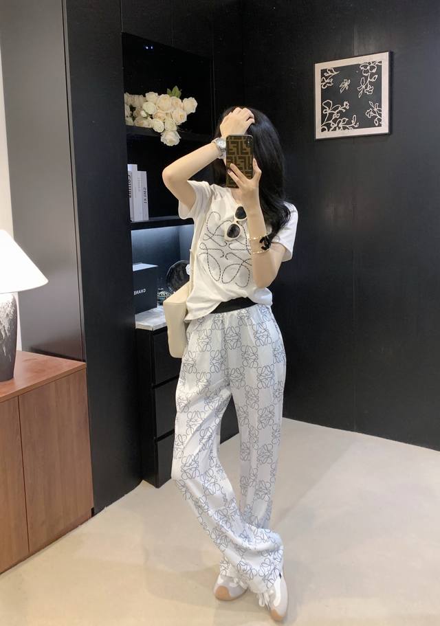 新款Loew*老花字母套装 独家设计款 定制老花字母面料 模特上身均为大货实拍 Sml 黑白两色 套装