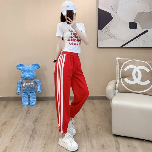 码数 S-M-L-Xl-Xxl 颜色 白色~红色 面料 棉 描述 短款基础版型的T恤 字母印花设计 走在潮流的前端 收口长裤复古不退 潮 视觉上拉长了腿部线条