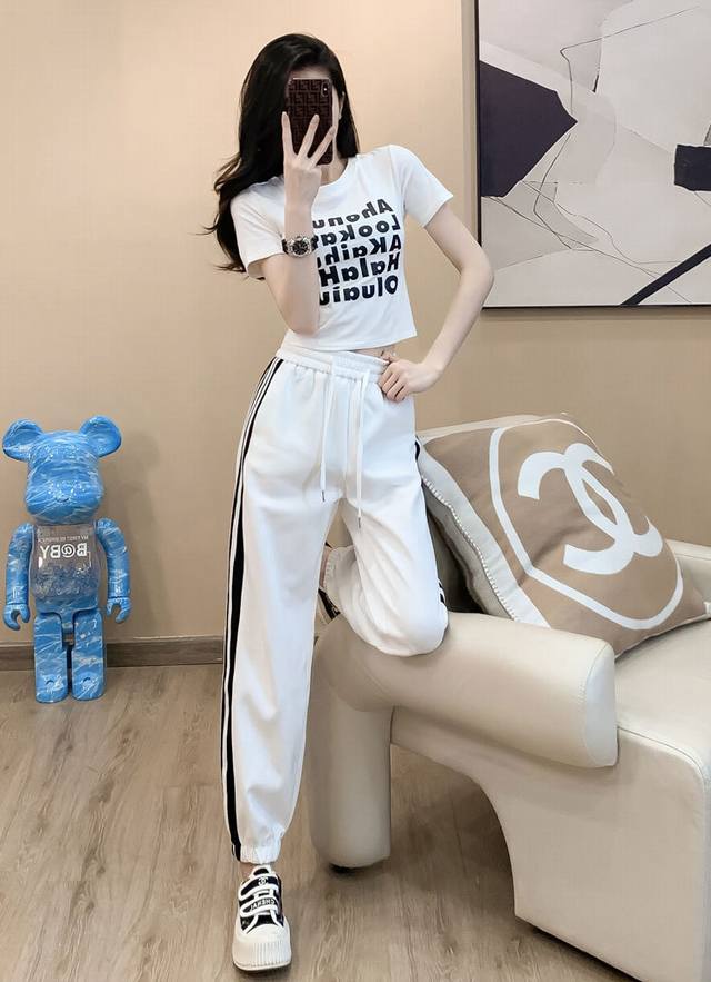 码数 S-M-L-Xl-Xxl 颜色 白色 面料 棉 描述 短款基础版型的T恤 字母印花设计 走在潮流的前端 收口长裤复古不退 潮 视觉上拉长了腿部线条 整个L