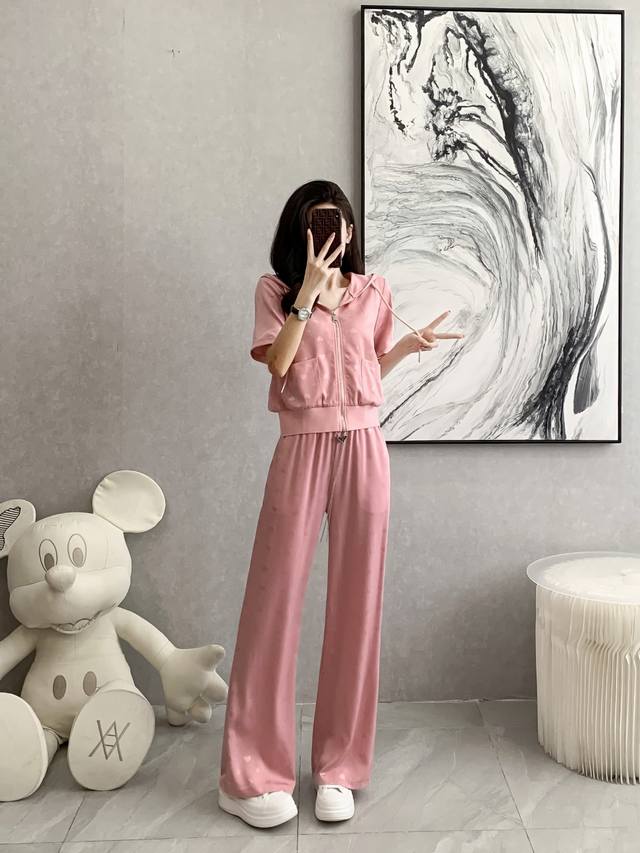 休闲洋气时尚套装两件套 氨纶 涤纶 92 50 60 99 粉色 小码数据 依次是胸围 衣长 腰围 裤长 短袖长裤套装 码数 S~Xl 每大一个码数 胸围腰围