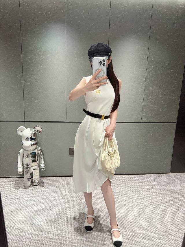 新款无袖连衣裙 经典又有型 各种都能完美驾驭 高级成衣做法 细节美到爆 精美又日常 轻松驾驭 质感棒棒哒 减龄 时髦休闲少女感 Sml