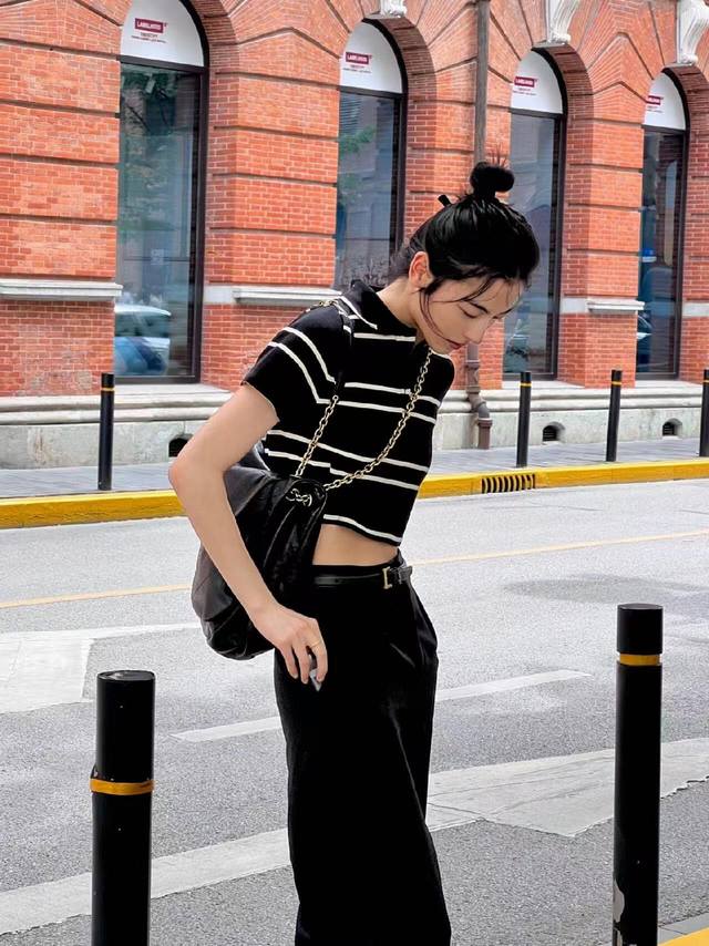 ysl 短款polo衫 点缀条纹 胸部点缀Cassandre刺绣 三粒扣前襟 自带复古感 面料比较细腻柔软 贴身穿都很舒服 现货供应 Sml