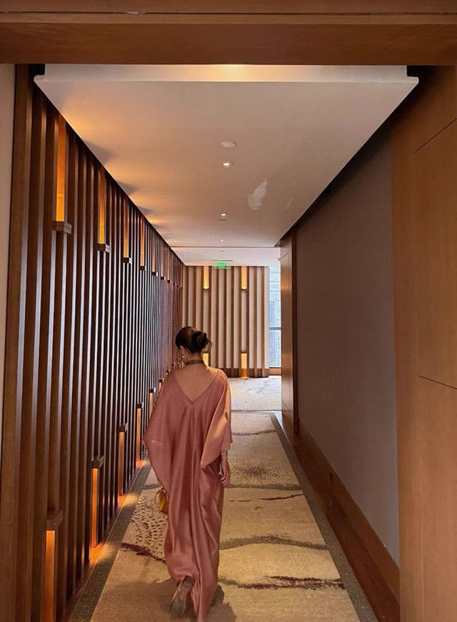Cle E爆款来袭立裁V领天丝连衣裙吊带两件套 时髦有型 是Ins博主私服标配 宽松量感廓形 塑造洒脱气质 上身舒适不束缚 一秒纸片人身材 甄选进口天丝混纺材质