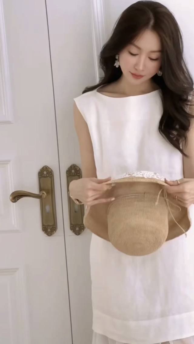 绝美南法度假连衣裙 100%亚麻蕾丝裙 融合舒适与优雅 亚麻材质透气亲肤 带来夏日清凉体验 蕾丝元素精致点缀 增添浪漫柔美感 灵动又不失格调 简约版型不挑身材