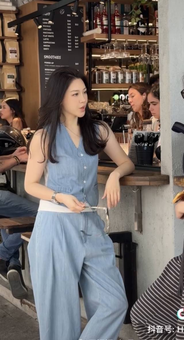 老钱风牛仔套装 不费力的高级感 慵懒美人无袖马甲+牛仔裤套装 把老钱风的低调贵气和牛仔的率性洒脱完美融合 穿出毫不刻意的天生好品味 Smlxl
