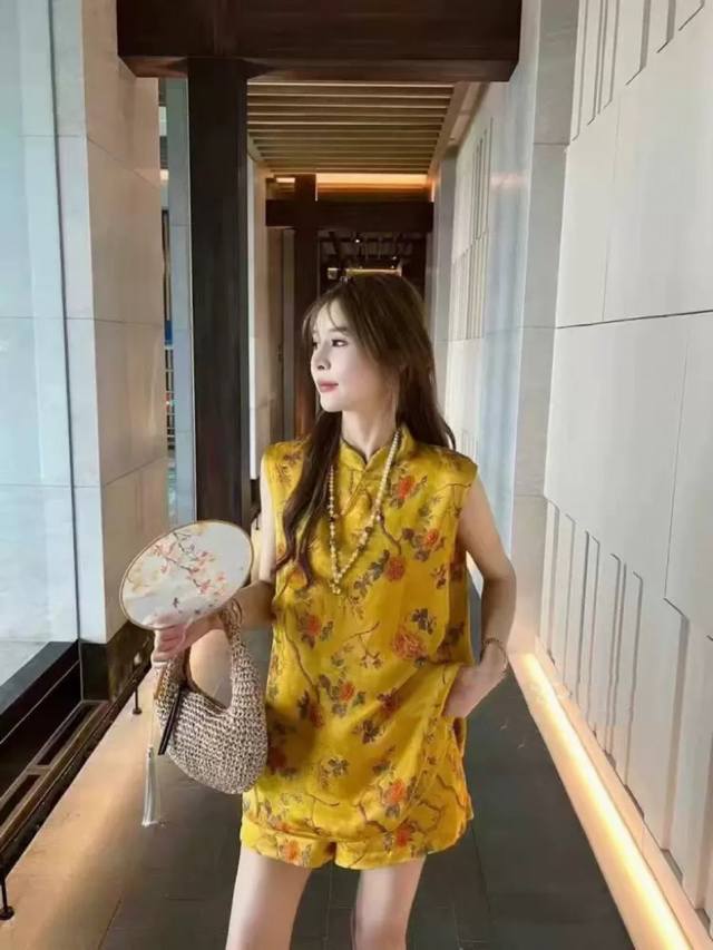 奢华香云纱套装 优雅与浪漫演绎到极致 明媚色调 搭配精美花卉印花 轻柔顺滑 透气亲肤 无袖上衣与短裤组合 时髦又清凉 上身氛围感美人既视感 两色 Smlxl