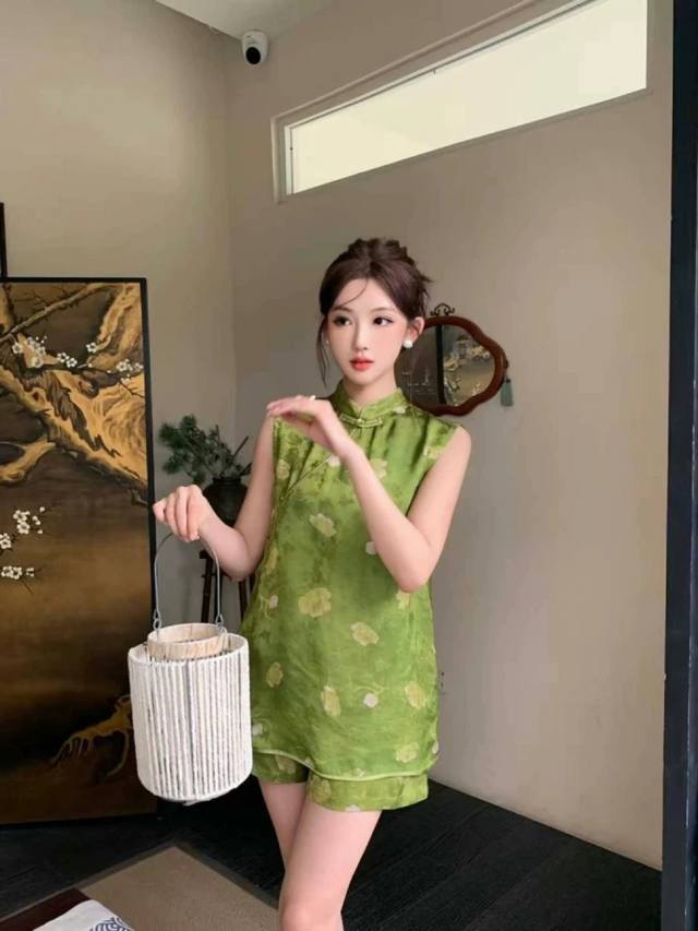 富贵中式盘扣香云纱马甲+短裤两件套 满印淡雅花朵图案 清新又雅致 面料质感高级 亲肤舒适尽显东方温婉韵味 Smlxl