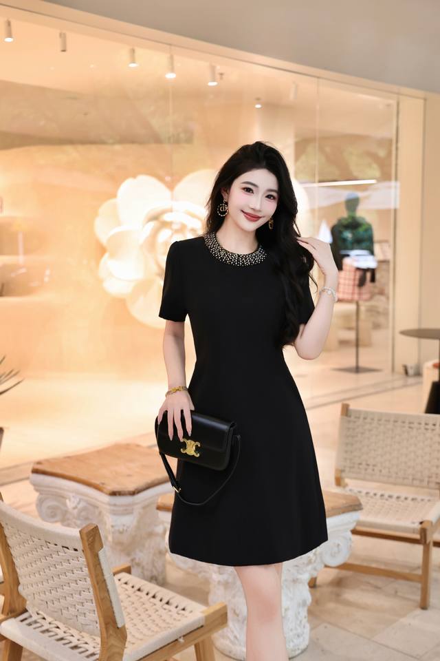 夏季新款 爆款时尚气质高端 重工领口订珠 温婉可人 优雅女人独特气质 非常有设计性感知性 尽显女性气质黑色 米白色 2色5码Smlxlxxl