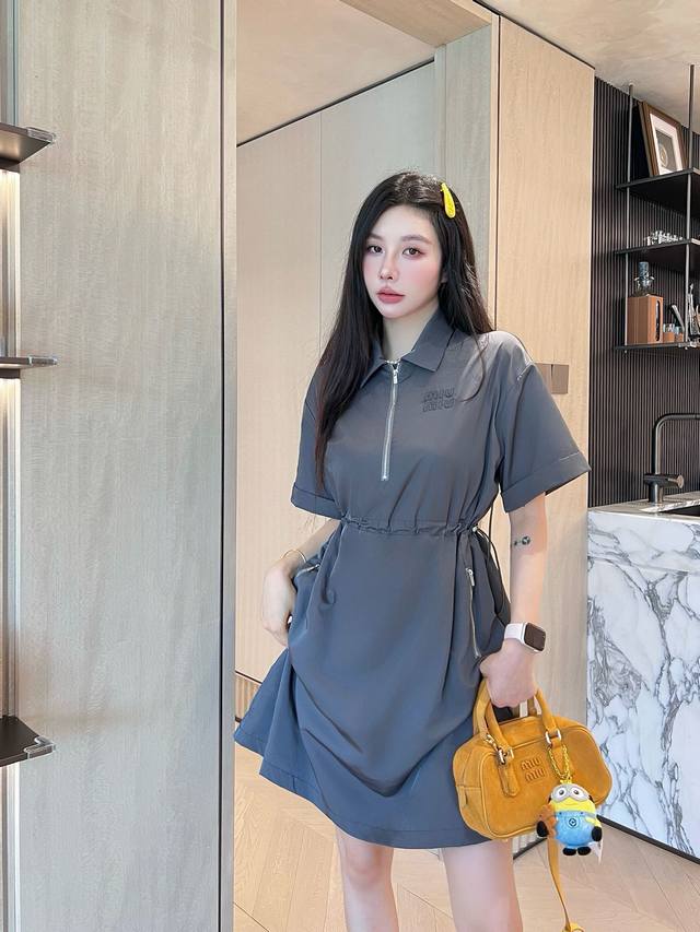 Miumiu 夏装新款翻领连衣裙 胸前刺绣字母Logo 拉链口袋设计 两侧抽绳收腰提高腰线条 2色Sml