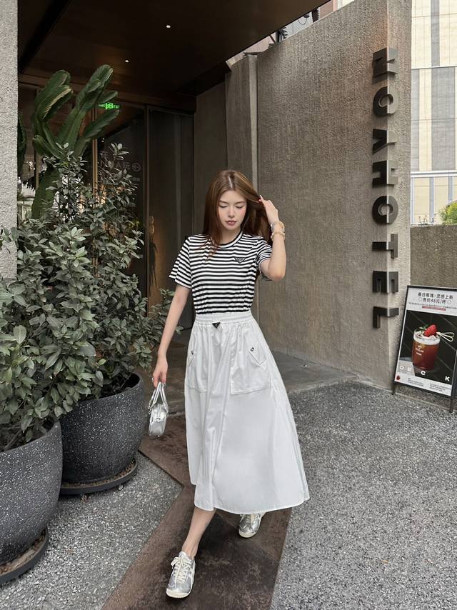 prada* 新款连衣裙 条纹拼接设计 收腰显瘦 经典三角标 高品质 两色三码Sml