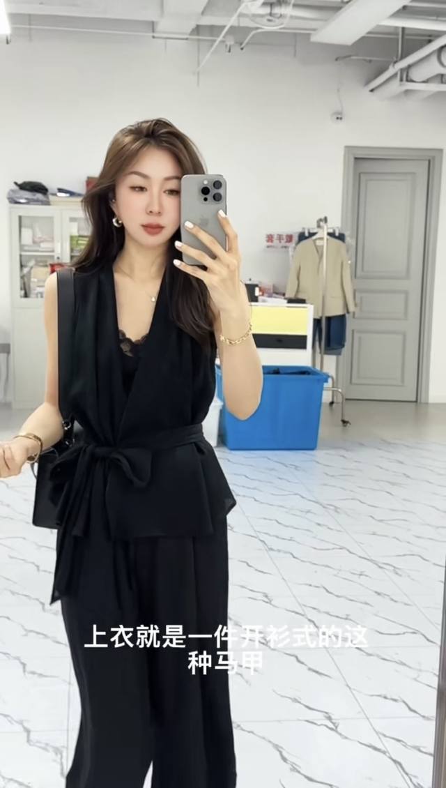 梦露式挂脖套装 梦露式露背 深V性感魅力短款挂脖上衣度假风阔腿裤 Jue美 大胆的V领设计 展现线条曲线 在一个不经意的转身之间 深V的领口勾勒出颈部线条 挂脖