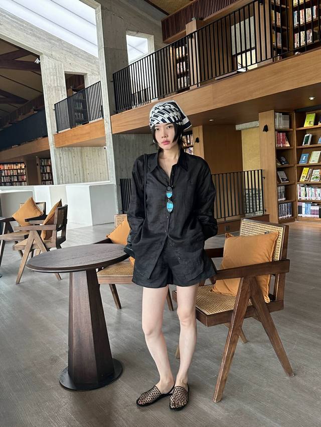 永恒经典 慵懒风氧气感休闲衬衫短裤套装 微落肩剪裁弱化肩线束缚 极简宽松版型藏起夏日的燥热感 在优雅通勤于日常之间肆意轻松 单穿叠穿适宜 慵懒随性彰显生活态度与