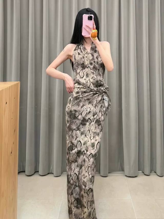 设计款大爆款极具设计感的水墨印花挂脖连衣裙~这裙子看到第一眼就会让人联想到周杰伦的青花瓷 真丝质地 舒适亲肤 一整个度假风的感觉 挂脖露肩的设计 很适合约会 旅