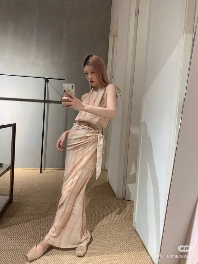 高级版连衣裙纽约新贵 Ulla 挂脖礼服裙 吊带连衣裙 惊艳的小性感挂脖礼服裙 印花高腰连衣裙 可以当做出席重要场合的战袍 Uj一贯的重工高雅 复古又性感 清凉
