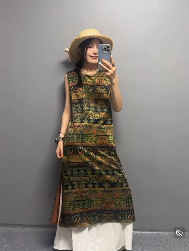 气质复古提花新中式连衣裙 重工的提花和配色 尽显复古风格 H字形版型适合多种身形 圆领型 修饰脖颈线条 后背系带设计增添些许自然随性 Smlxl