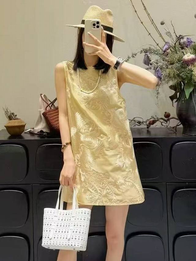 无敌重磅爆款 高级中式前后重工天丝刺绣盘扣中长款马甲裙 裙身以细腻丝线绣有精美凤凰图案 栩栩如生 寓意吉祥 将古典韵味与现代时尚巧妙融合 Smlxl