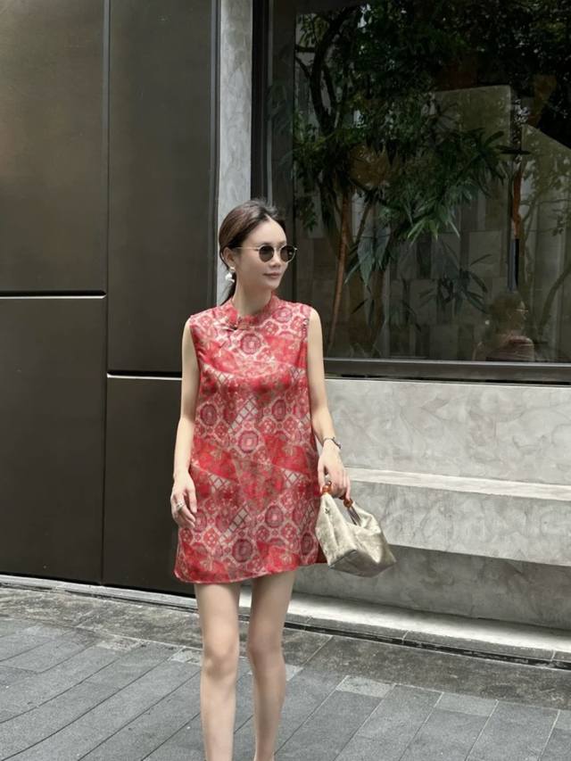 大爆款 新中式国风盘扣复古气质香云纱马甲 精美花纹暗藏东方巧思 中式立领与盘扣 古韵悠悠 透气耐磨 单穿出彩 叠搭更具层次 轻松打造新中式造型 两色 Smlxl
