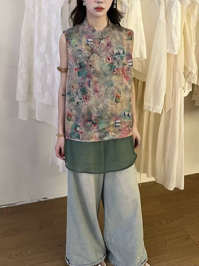 大爆款 设计感优雅气质假两件香云纱马甲 独特拼接 上层多彩印花灵动飘逸 似绘就东方诗意画卷 下层沉稳色调托底 层次丰富 透气亲肤助你美出新高度 两色 Smlxl