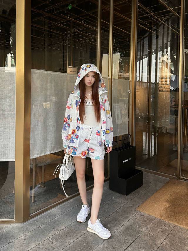Ouis Vuitto* Ss新款 经典Monograw印花套装 上身就是满满的时髦高级感 巨拉风 自带气场 超轻薄面料 质感很奈斯 时髦又高级 颜色超级正 上