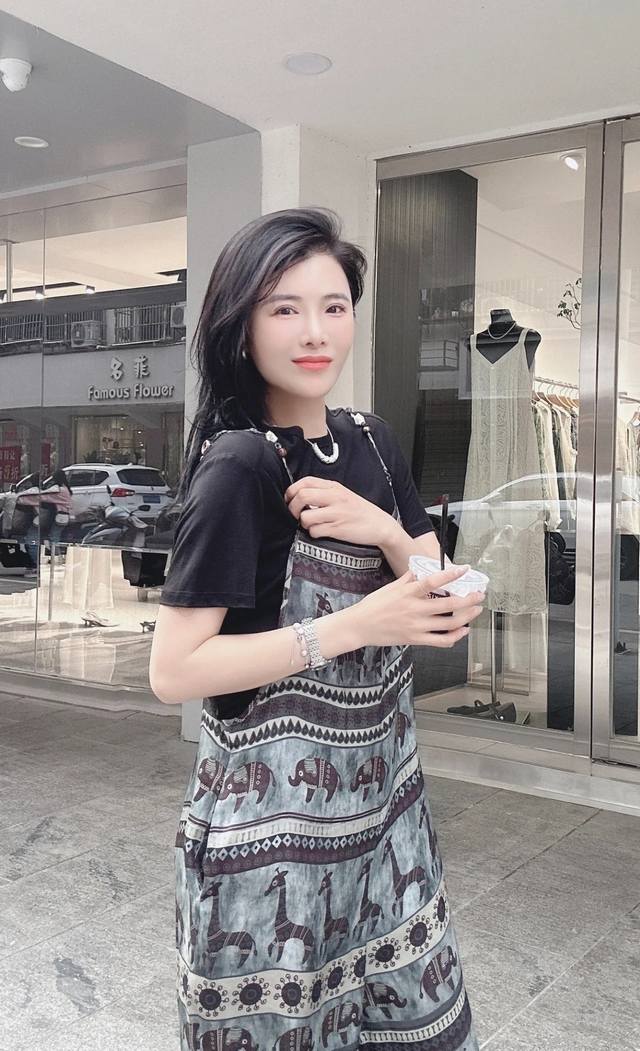 无敌爆款 复古高级吊带连体裤 轻松显瘦又拉长腿部线条 独特的动物与几何图案交替设计 复古中带有民族风情 穿上它尽显优雅与个性 时尚百搭 Smlxl