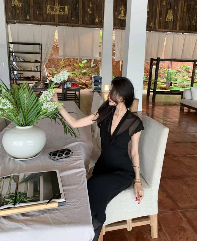 市场最高版本 V领真丝印花连衣裙 100%桑蚕丝印花莫代尔吊带裙两件套 斜裁工艺超级费料 步履间流淌轻奢质感 每一寸都诠释着高定真丝的矜贵两色 Smlxl