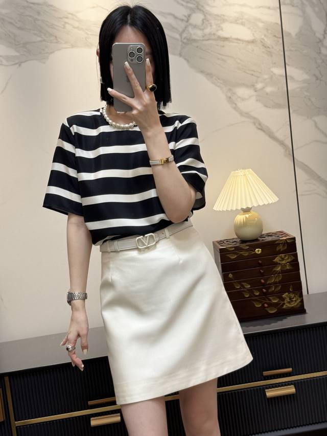 继续加单出货重磅23姆米加密加厚真丝上衣法式的经典浪漫单品 一条高品质的上衣 很随性的就可以美美出街品质和颜值同时在线 舒适感让你穿上就不想脱高奢线做工拼手速