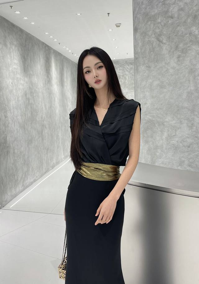 高级V领曜金收腰小衫 经典色系沉稳大气 V领设计巧妙修饰颈部线条 增添几分优雅性感 褶皱元素层次丰富 曜金色腰带夺目亮眼 勾勒纤细腰肢 简约中透着奢华 完美诠释