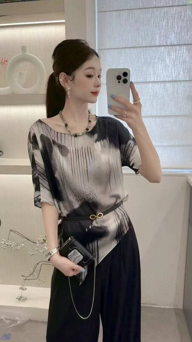 高级水墨冰丝阔腿裤套装 上衣以水墨晕染图案为亮点 似写意画卷 在黑白灰交织中尽显东方美学神韵 冰丝材质丝滑垂坠 触感凉爽 搭配垂感阔腿裤 版型大气 轻松修饰腿型
